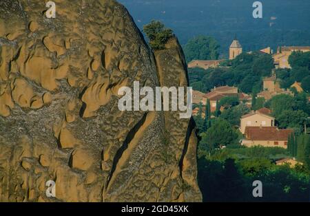 FRANCE, VAUCLUSE (84), DENTELLES DE MONTMIRAIL, ROCHER PRÈS DE BEAUMES DE VENISE Banque D'Images