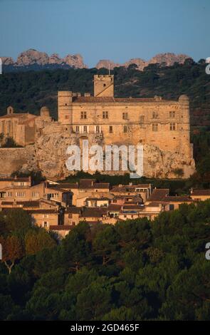 FRANCE, VAUCLUSE(84) PROVENCE, COMTAT VENAISSIN, CHÂTEAU DU BARROUX DANS LES DENTELLES DE MONTMIRAIL Banque D'Images