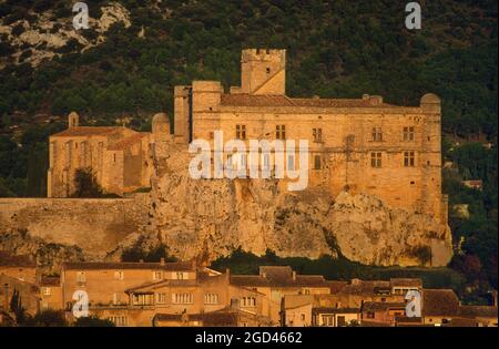 FRANCE, VAUCLUSE(84) PROVENCE, COMTAT VENAISSIN, CHÂTEAU DU BARROUX DANS LES DENTELLES DE MONTMIRAIL Banque D'Images