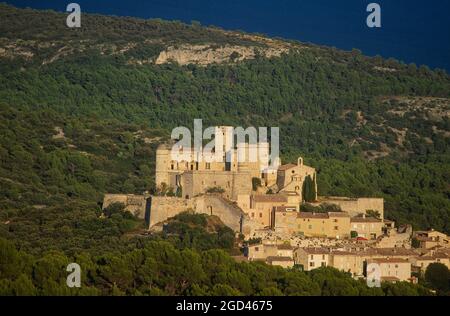 FRANCE, VAUCLUSE(84) PROVENCE, COMTAT VENAISSIN, CHÂTEAU DU BARROUX ET SON VILLAGE DANS LES DENTELLES DE MONTMIRAIL Banque D'Images