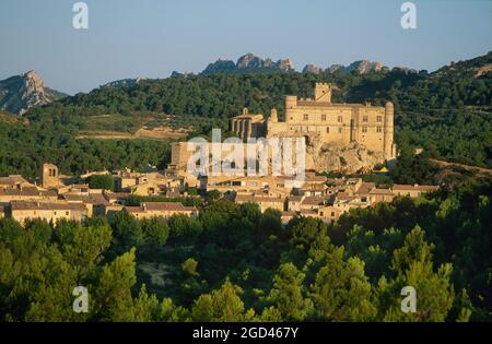 FRANCE, VAUCLUSE(84) PROVENCE, COMTAT VENAISSIN, CHÂTEAU DU BARROUX ET SON VILLAGE DANS LES DENTELLES DE MONTMIRAIL Banque D'Images