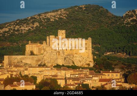 FRANCE, VAUCLUSE(84) PROVENCE, COMTAT VENAISSIN, CHÂTEAU DU BARROUX ET SON VILLAGE DANS LES DENTELLES DE MONTMIRAIL Banque D'Images