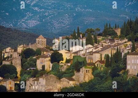 FRANCE, VAUCLUSE (84) PROVENCE, COMTAT VENAISSIN, PARC NATUREL RÉGIONAL DU VENTOUX, VAISON LA ROMAINE, LE VIEUX VILLAGE Banque D'Images