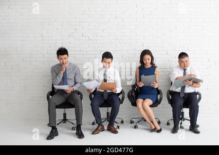 Les candidats qui suivent l'examen écrit Banque D'Images