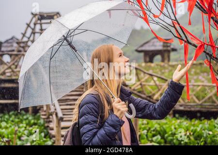 Femme touriste avec parapluie à Sapa dans le brouillard, nord-ouest du Vietnam. Concept de voyage au Vietnam. Patrimoine de l'UNESCO. Le Vietnam s'ouvre au tourisme après la quarantaine Banque D'Images