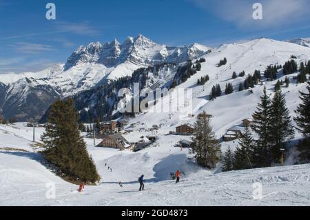 FRANCE, HAUTE-SAVOIE (74) STATION DE SKI AVORIAZ. DOMAINE DES PORTES DU SOLEIL. CROSETS STATION ET DENTS DU MIDI PEAK Banque D'Images