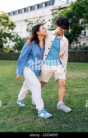 Cool couple asiatique marchant dans le parc et s'amuser pendant la journée ensoleillée. Banque D'Images