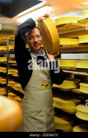 FRANCE, HAUTE-SAVOIE (74) RÉGION DU CHABLAIS, DOMAINE SKIABLE DES PORTES DU SOLEIL, VILLAGE ET STATION DE SKI DE MORZINE, CAVE À FROMAGES DE L'ALPAGE FROMAGERIE, CHE Banque D'Images