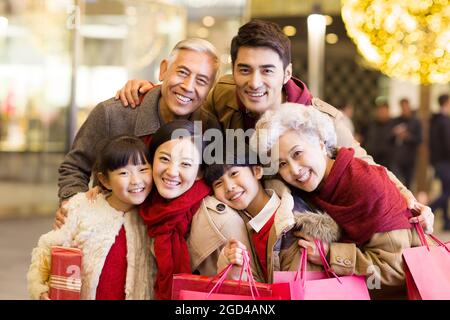 Famille heureuse de célébrer le Nouvel An chinois Banque D'Images