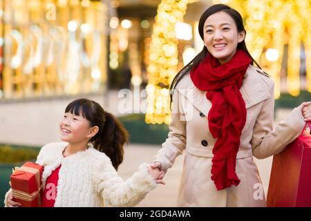 Bonne mère et fille magasinent pour le nouvel an chinois Banque D'Images