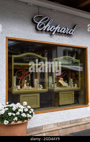 Gstaad, Suisse - 16 juillet 2020 : fenêtre de la boutique de montres de luxe Chopard à Gstaad Banque D'Images