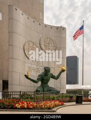 DETROIT, MI/USA - 06 AOÛT 2021 : The Spirit of Detroit and Renaissance Centre, au Coleman Young Municipal Centre, sur Woodward Avenue, à Detroit. Banque D'Images