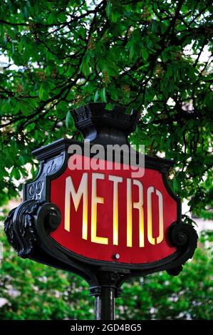 FRANCE, PARIS (75) 8ÈME ARRONDISSEMENT, CHAMPS-ELYSÉES, ENTRÉE DE MÉTRO ART DÉCO AU ROND POINT DES CHAMPS-ELYSÉES Banque D'Images