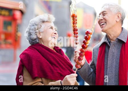 Couple senior avec des lihaws confits Banque D'Images