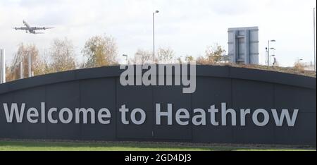 Photo du dossier datée du 29/10/2012 d'un avion qui part de l'aéroport de Heathrow. Heathrow a enregistré son total mensuel de passagers le plus élevé de la pandémie du coronavirus. Quelque 1.5 millions de passagers ont voyagé à travers l'aéroport ouest de Londres en juillet, après que les restrictions sur les voyages internationaux ont été assouplies. Date de publication : le mercredi 11 août 2021. Banque D'Images