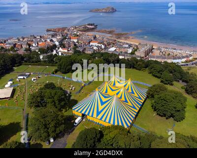 Vue sur le Belhaven Big Top lieu du festival Fringe by the Sea à Berwick Nord, Lothian est. Le festival se déroule jusqu'au 15 août. Banque D'Images