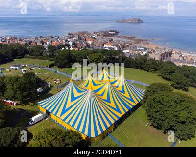 Vue sur le Belhaven Big Top lieu du festival Fringe by the Sea à Berwick Nord, Lothian est. Le festival se déroule jusqu'au 15 août. Banque D'Images