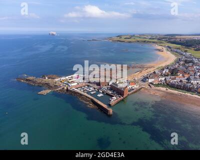 Vue aérienne du drone du port à North Berwick dans East Lothian, Écosse, Royaume-Uni Banque D'Images