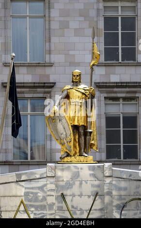 Londres, Angleterre, Royaume-Uni. Comte de Savoie - statue en bronze doré de l'entrée de l'Hôtel Savoy sur le Strand. Pierre II (1203-68) Comte de Savoie... Banque D'Images