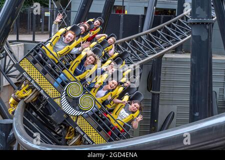 Le Rollercoaster détient le record du monde actuel pour la plupart des inversions le Smile au parc à thème Alton Towers Staffordshire Banque D'Images