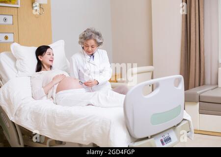 Doctor examining pregnant woman Banque D'Images