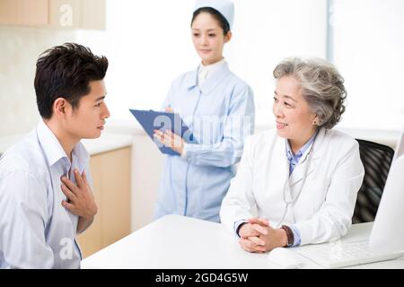 Patient demandant des conseils à un médecin senior Banque D'Images