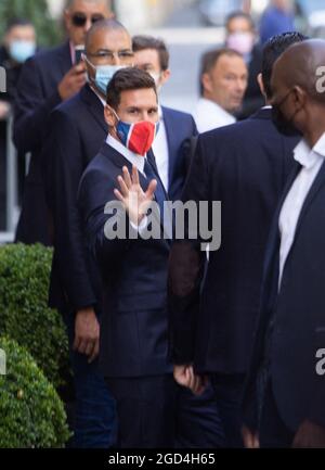 Paris, France. 11 août 2021. Lionel Messi, sa femme Antonella Ratoccuzzo et leurs enfants quittent l'hôtel Royal Monceau Palace en route pour une conférence de presse le 11 août 2021 à Paris, France. Messi a signé le 10 août 2021 un accord de deux ans avec PSG avec l'option d'une année supplémentaire. L'homme de 34 ans portera le numéro 30 à Paris, le numéro qu'il avait quand il a commencé sa carrière professionnelle à Barca. Photo de Raphael Lafargue/ABACAPRESS.COM crédit: Abaca Press/Alay Live News Banque D'Images