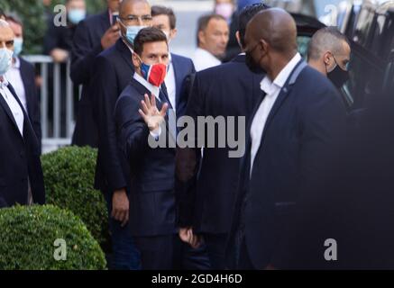 Paris, France. 11 août 2021. Lionel Messi, sa femme Antonella Ratoccuzzo et leurs enfants quittent l'hôtel Royal Monceau Palace en route pour une conférence de presse le 11 août 2021 à Paris, France. Messi a signé le 10 août 2021 un accord de deux ans avec PSG avec l'option d'une année supplémentaire. L'homme de 34 ans portera le numéro 30 à Paris, le numéro qu'il avait quand il a commencé sa carrière professionnelle à Barca. Photo de Raphael Lafargue/ABACAPRESS.COM crédit: Abaca Press/Alay Live News Banque D'Images