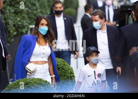 Paris, France. 11 août 2021. Lionel Messi, sa femme Antonella Ratoccuzzo et leurs enfants quittent l'hôtel Royal Monceau Palace en route pour une conférence de presse le 11 août 2021 à Paris, France. Messi a signé le 10 août 2021 un accord de deux ans avec PSG avec l'option d'une année supplémentaire. L'homme de 34 ans portera le numéro 30 à Paris, le numéro qu'il avait quand il a commencé sa carrière professionnelle à Barca. Photo de Raphael Lafargue/ABACAPRESS.COM crédit: Abaca Press/Alay Live News Banque D'Images