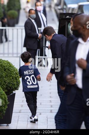 Paris, France. 11 août 2021. Lionel Messi, sa femme Antonella Ratoccuzzo et leurs enfants quittent l'hôtel Royal Monceau Palace en route pour une conférence de presse le 11 août 2021 à Paris, France. Messi a signé le 10 août 2021 un accord de deux ans avec PSG avec l'option d'une année supplémentaire. L'homme de 34 ans portera le numéro 30 à Paris, le numéro qu'il avait quand il a commencé sa carrière professionnelle à Barca. Photo de Raphael Lafargue/ABACAPRESS.COM crédit: Abaca Press/Alay Live News Banque D'Images