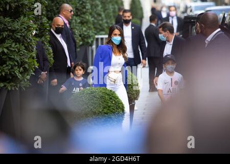 Paris, France. 11 août 2021. Lionel Messi, sa femme Antonella Ratoccuzzo et leurs enfants quittent l'hôtel Royal Monceau Palace en route pour une conférence de presse le 11 août 2021 à Paris, France. Messi a signé le 10 août 2021 un accord de deux ans avec PSG avec l'option d'une année supplémentaire. L'homme de 34 ans portera le numéro 30 à Paris, le numéro qu'il avait quand il a commencé sa carrière professionnelle à Barca. Photo de Raphael Lafargue/ABACAPRESS.COM crédit: Abaca Press/Alay Live News Banque D'Images