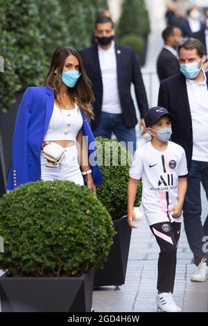 Paris, France. 11 août 2021. Lionel Messi, sa femme Antonella Ratoccuzzo et leurs enfants quittent l'hôtel Royal Monceau Palace en route pour une conférence de presse le 11 août 2021 à Paris, France. Messi a signé le 10 août 2021 un accord de deux ans avec PSG avec l'option d'une année supplémentaire. L'homme de 34 ans portera le numéro 30 à Paris, le numéro qu'il avait quand il a commencé sa carrière professionnelle à Barca. Photo de Raphael Lafargue/ABACAPRESS.COM crédit: Abaca Press/Alay Live News Banque D'Images