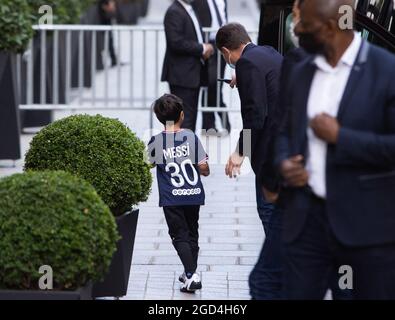 Paris, France. 11 août 2021. Lionel Messi, sa femme Antonella Ratoccuzzo et leurs enfants quittent l'hôtel Royal Monceau Palace en route pour une conférence de presse le 11 août 2021 à Paris, France. Messi a signé le 10 août 2021 un accord de deux ans avec PSG avec l'option d'une année supplémentaire. L'homme de 34 ans portera le numéro 30 à Paris, le numéro qu'il avait quand il a commencé sa carrière professionnelle à Barca. Photo de Raphael Lafargue/ABACAPRESS.COM crédit: Abaca Press/Alay Live News Banque D'Images