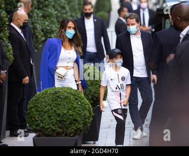 Paris, France. 11 août 2021. Lionel Messi, sa femme Antonella Ratoccuzzo et leurs enfants quittent l'hôtel Royal Monceau Palace en route pour une conférence de presse le 11 août 2021 à Paris, France. Messi a signé le 10 août 2021 un accord de deux ans avec PSG avec l'option d'une année supplémentaire. L'homme de 34 ans portera le numéro 30 à Paris, le numéro qu'il avait quand il a commencé sa carrière professionnelle à Barca. Photo de Raphael Lafargue/ABACAPRESS.COM crédit: Abaca Press/Alay Live News Banque D'Images