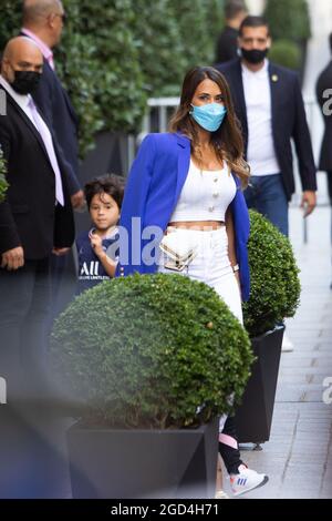 Paris, France. 11 août 2021. Lionel Messi, sa femme Antonella Ratoccuzzo et leurs enfants quittent l'hôtel Royal Monceau Palace en route pour une conférence de presse le 11 août 2021 à Paris, France. Messi a signé le 10 août 2021 un accord de deux ans avec PSG avec l'option d'une année supplémentaire. L'homme de 34 ans portera le numéro 30 à Paris, le numéro qu'il avait quand il a commencé sa carrière professionnelle à Barca. Photo de Raphael Lafargue/ABACAPRESS.COM crédit: Abaca Press/Alay Live News Banque D'Images