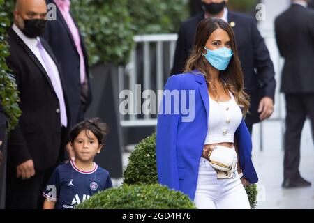 Paris, France. 11 août 2021. Lionel Messi, sa femme Antonella Ratoccuzzo et leurs enfants quittent l'hôtel Royal Monceau Palace en route pour une conférence de presse le 11 août 2021 à Paris, France. Messi a signé le 10 août 2021 un accord de deux ans avec PSG avec l'option d'une année supplémentaire. L'homme de 34 ans portera le numéro 30 à Paris, le numéro qu'il avait quand il a commencé sa carrière professionnelle à Barca. Photo de Raphael Lafargue/ABACAPRESS.COM crédit: Abaca Press/Alay Live News Banque D'Images