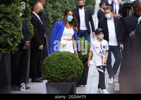 Paris, France. 11 août 2021. Lionel Messi, sa femme Antonella Ratoccuzzo et leurs enfants quittent l'hôtel Royal Monceau Palace en route pour une conférence de presse le 11 août 2021 à Paris, France. Messi a signé le 10 août 2021 un accord de deux ans avec PSG avec l'option d'une année supplémentaire. L'homme de 34 ans portera le numéro 30 à Paris, le numéro qu'il avait quand il a commencé sa carrière professionnelle à Barca. Photo de Raphael Lafargue/ABACAPRESS.COM crédit: Abaca Press/Alay Live News Banque D'Images