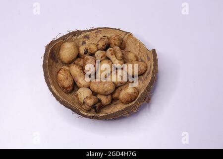 Graines de prune Jambolan ou de prune Java isolées sur fond blanc Banque D'Images