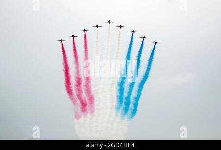 Photo du dossier datée du 27/6/2020 des flèches rouges effectuent un fluypast au-dessus du château de Scarborough dans le North Yorkshire. Les traces de fumée des flèches rouges pourraient passer au vert pour réduire leur impact sur l'environnement, ont montré des documents officiels. Équipement de défense et soutien, une branche commerciale du ministère de la Défense, a fait appel à de futurs fournisseurs potentiels pour des solutions de rechange écologiques pour le colorant de fumée et le solvant diesel. Date de publication : le mercredi 11 août 2021. Banque D'Images