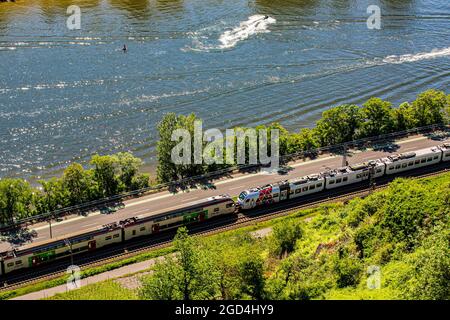 Un train se déplaçant par la Moselle vu d'un site d'observation près de la ville de Dieblich, dans l'ouest de l'Allemagne. La Moselle est un affluent de la rive ouest du Rhin qui coule sur 545 km dans le nord-est de la France et l'ouest de l'Allemagne. Le fleuve entre en Allemagne et passe au-delà de Trèves jusqu'à sa confluence avec le Rhin à Koblenz. Dans ce secteur de la vallée se trouvent les vignobles d'où sont produits les célèbres vins de Moselle. Banque D'Images