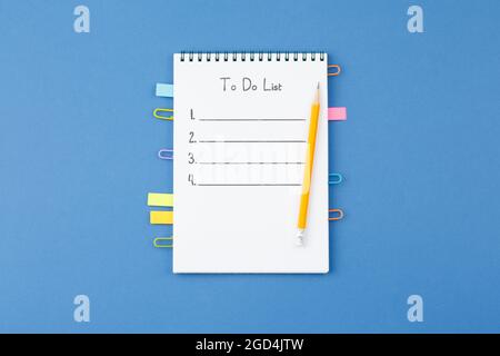 Bloc-notes avec signets, trombone, feuilles de notes. Banque D'Images