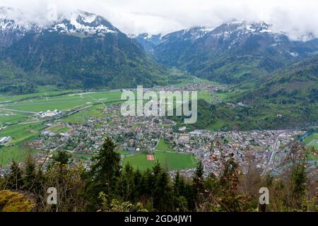 Vue magnifique sur la ville d'Interlaken depuis le point d'observation de Harder Kulm en Suisse. Banque D'Images