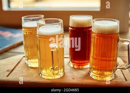 Bière servie au pub. Différents types de bière dans les verres sur la table Banque D'Images