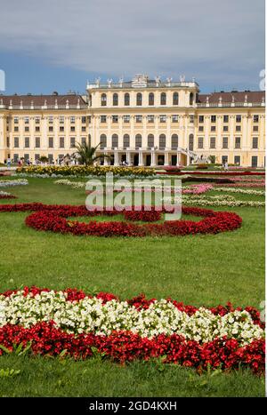 Géographie / voyage, Autriche, Vienne, Palais de Schönbrunn, vue extérieure, INFO-AUTORISATION-DROITS-SUPPLÉMENTAIRES-NON-DISPONIBLE Banque D'Images