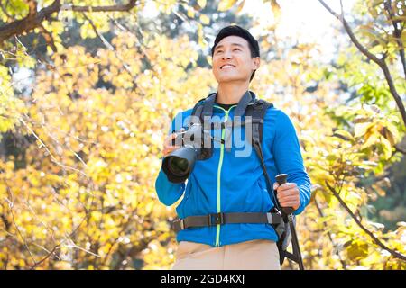 Jeune homme randonneur avec appareil photo SLR Banque D'Images