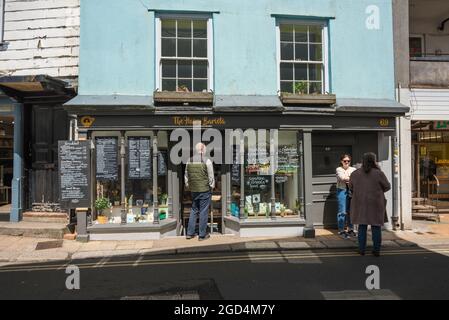 Totnes Devon, vue sur le café et les plats à emporter Hairy Barista, une petite entreprise populaire dans la rue historique Totnes High Street, South Hams, Devon, Angleterre Banque D'Images