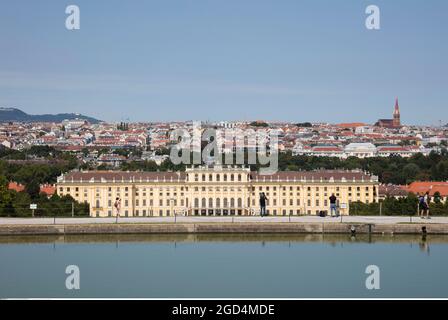 Géographie / voyage, Autriche, Vienne, Palais de Schönbrunn, vue extérieure, INFO-AUTORISATION-DROITS-SUPPLÉMENTAIRES-NON-DISPONIBLE Banque D'Images