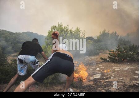 Bizerte, Tunisie. 10 août 2021. Deuxième jour de feu à la montagne d'Ennadhour à Bizerte (60 km au nord de Tunis) . les jeunes habitants de la région tentent de contrôler le feu avec leurs mains pour empêcher le feu de se propager à d'autres zones et pour minimiser les dégâts. Photo: Hasan mrad (Credit image: © Chokri Mahjoub/ZUMA Press Wire) Banque D'Images