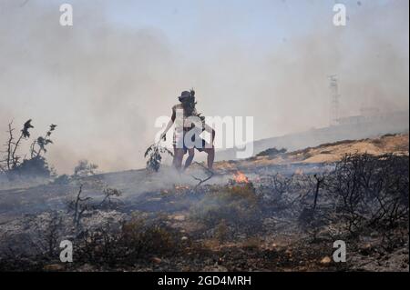 Bizerte, Tunisie. 10 août 2021. Deuxième jour de feu à la montagne d'Ennadhour à Bizerte (60 km au nord de Tunis) . les jeunes habitants de la région tentent de contrôler le feu avec leurs mains pour empêcher le feu de se propager à d'autres zones et pour minimiser les dégâts. Photo: Hasan mrad (Credit image: © Chokri Mahjoub/ZUMA Press Wire) Banque D'Images