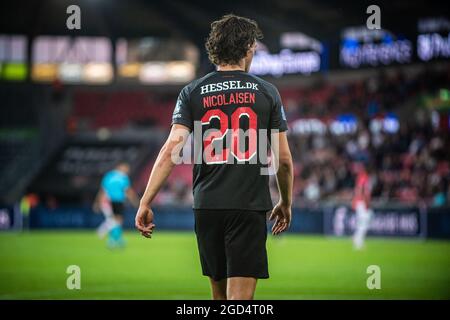 Herning, Danemark. 10 août 2021. Rasmus Nicolaisen (20) du FC Midtjylland vu lors du match de qualification de l'UEFA Champions League entre le FC Midtjylland et le PSV Eindhoven au MCH Arena de Herning. (Crédit photo : Gonzales photo/Alamy Live News Banque D'Images